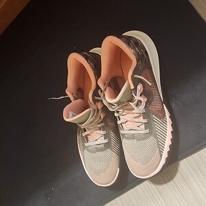 Tennis shoes